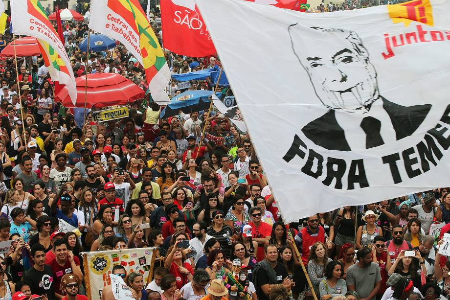 Manifestantes fazem ato pelas Diretas Já, na praia de Copacabana, zona sul do Rio de Janeiro - 28/05/2017