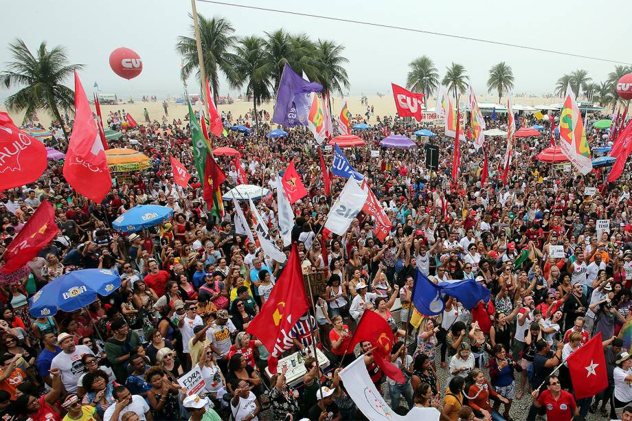 Manifestantes fazem ato pelas Diretas Já, na praia de Copacabana, zona sul do Rio de Janeiro - 28/05/2017