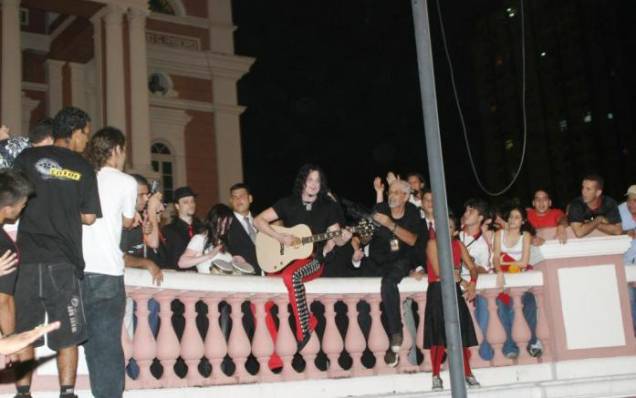 A primeira banda de rock a se apresentar no Teatro foi a norteamericana The White Stripes, em 2005. O show deu origem ao DVD e ao álbum duplo <em>Under Amazonian Lights</em>, lançados em 2015 A primeira banda de rock a se apresentar no Teatro foi a norteamericana The White Stripes, em 2005. O show deu origem ao DVD e ao álbum duplo <em>Under Amazonian Lights</em>, lançados em 2015