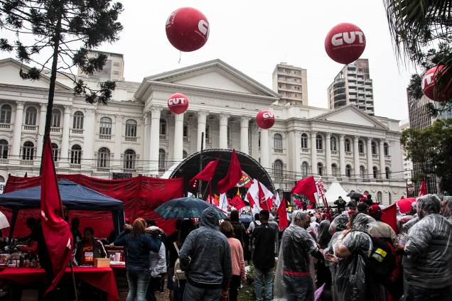 Manifestantes concentrados em apoio ao ex-presidente Lula em frente à Universidade Federal do Paraná (UFPR) em Curitiba (PR) - 10/05/2017 Manifestantes concentrados em apoio ao ex-presidente Lula em frente à Universidade Federal do Paraná (UFPR) em Curitiba (PR) - 10/05/2017