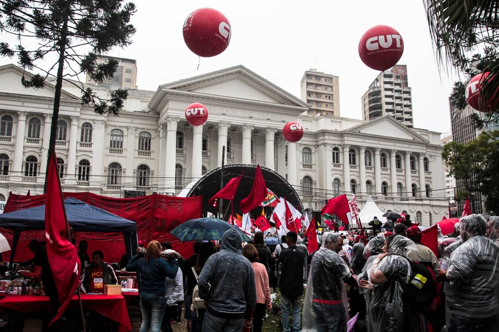 Manifestantes concentrados em apoio ao ex-presidente Lula em frente &agrave; Universidade Federal do Paran&aacute; (UFPR) em Curitiba (PR) - 10/05/2017