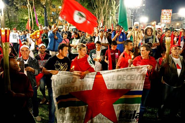 Manifestantes e membros do PT marcham com velas na mão a favor de Lula, antes do depoimento do ex-presidente à Lava Jato, em Curitiba Manifestantes e membros do PT marcham com velas na mão a favor de Lula, antes do depoimento do ex-presidente à Lava Jato, em Curitiba