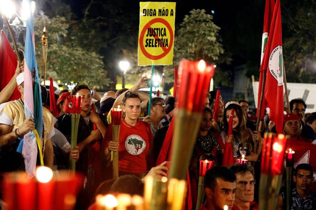 Manifestantes e membros do PT marcham com velas na mão a favor de Lula, antes do depoimento do ex-presidente à Lava Jato, em Curitiba Manifestantes e membros do PT marcham com velas na mão a favor de Lula, antes do depoimento do ex-presidente à Lava Jato, em Curitiba