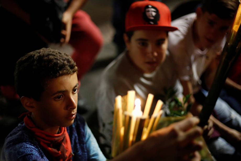 Manifestantes e membros do PT marcham com velas na mão a favor de Lula, antes do depoimento do ex-presidente à Lava Jato, em Curitiba