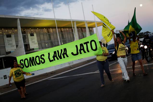 Manifestantes a favor da Lava Jato e contra as decisões do ministro Gilmar Mendes protestam com velas em frente ao STF, em Brasília Manifestantes a favor da Lava Jato e contra as decisões do ministro Gilmar Mendes protestam com velas em frente ao STF, em Brasília