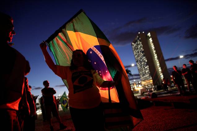 Manifestantes a favor da Lava Jato e contra as decisões do ministro Gilmar Mendes protestam com velas em frente ao STF, em Brasília Manifestantes a favor da Lava Jato e contra as decisões do ministro Gilmar Mendes protestam com velas em frente ao STF, em Brasília