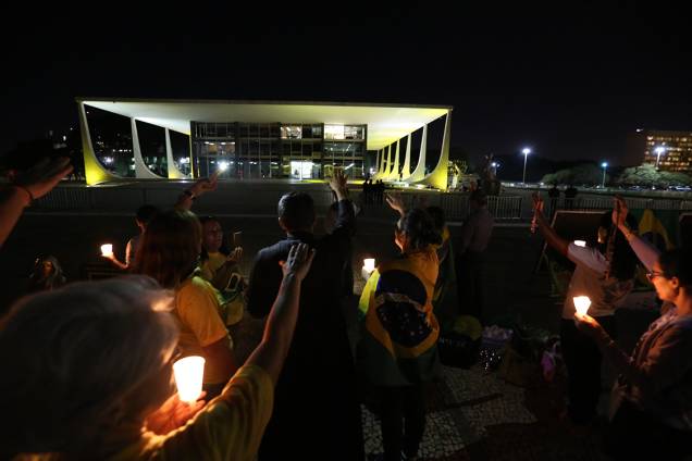 Manifestantes a favor da Lava Jato e contra as decisões do ministro Gilmar Mendes protestam com velas em frente ao STF, em Brasília Manifestantes a favor da Lava Jato e contra as decisões do ministro Gilmar Mendes protestam com velas em frente ao STF, em Brasília