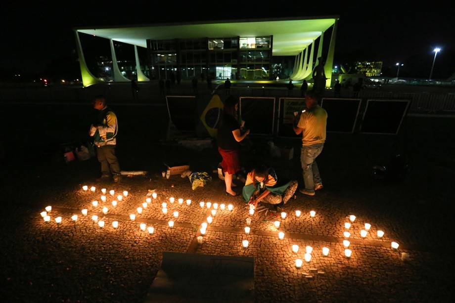 Manifestantes a favor da Lava Jato e contra as decisões do ministro Gilmar Mendes protestam com velas em frente ao STF, em Brasília