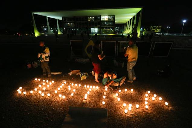 Manifestantes a favor da Lava Jato e contra as decisões do ministro Gilmar Mendes protestam com velas em frente ao STF, em Brasília Manifestantes a favor da Lava Jato e contra as decisões do ministro Gilmar Mendes protestam com velas em frente ao STF, em Brasília
