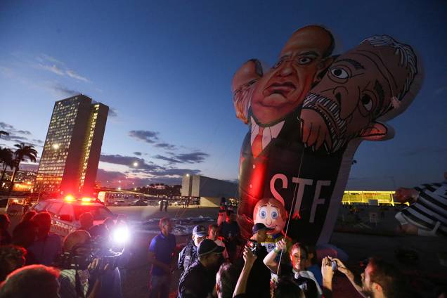 Manifestantes a favor da Lava Jato e contra as decisões do ministro Gilmar Mendes protestam com velas em frente ao STF, em Brasília Manifestantes a favor da Lava Jato e contra as decisões do ministro Gilmar Mendes protestam com velas em frente ao STF, em Brasília