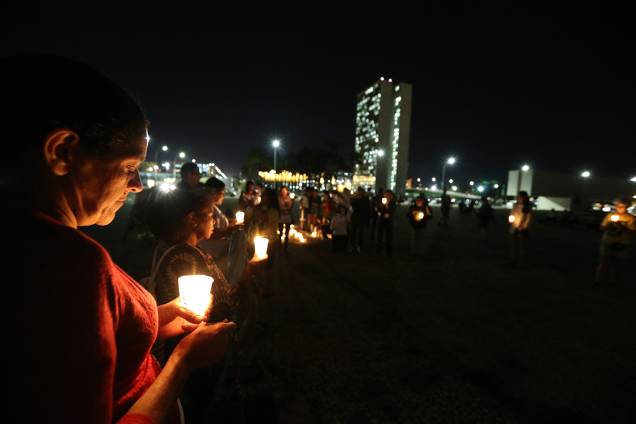 Manifestantes a favor da Lava Jato e contra as decisões do ministro Gilmar Mendes protestam com velas em frente ao STF, em Brasília Manifestantes a favor da Lava Jato e contra as decisões do ministro Gilmar Mendes protestam com velas em frente ao STF, em Brasília