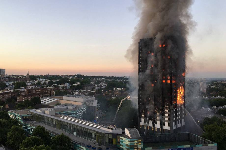 Incêndio de grandes proporções tomou por completo um prédio residencial na zona oeste de Londres, na Inglaterra - 14/06/2017