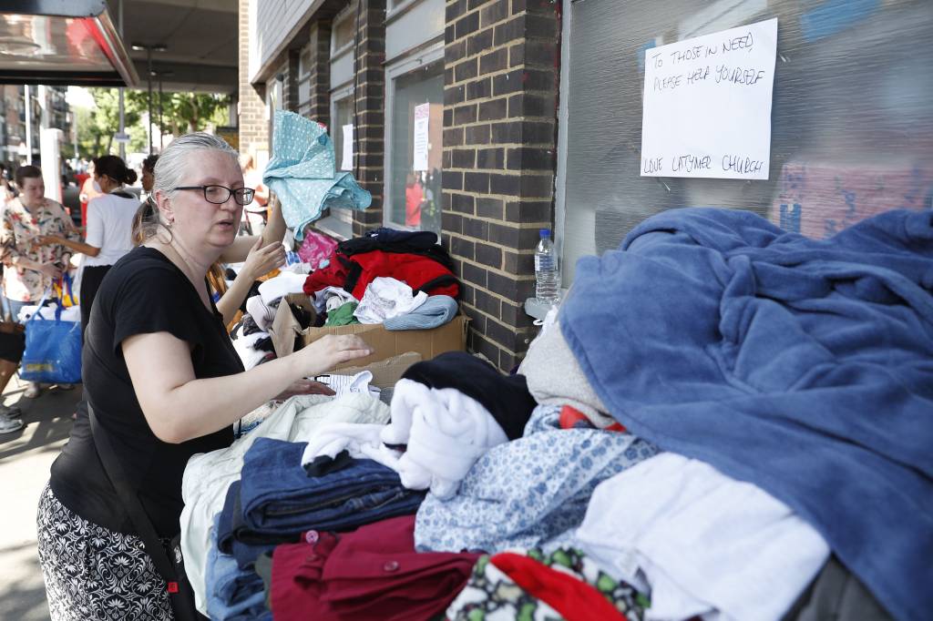 Pilhas de roupas que foram doadas por caridade &agrave;s v&iacute;timas do inc&ecirc;ndio em Londres, no Grenfell Tower - 14/06/2017