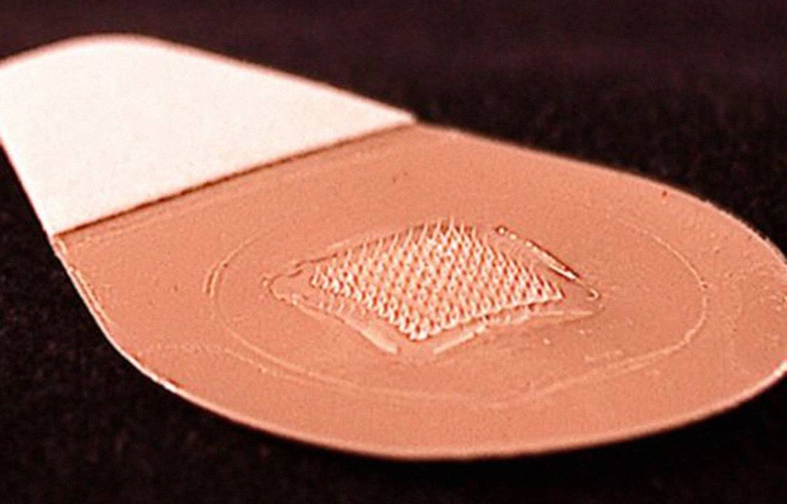Adesivo com centímetros de comprimento e agulhas muito finas substitui vacina para quem tem medo de injeção