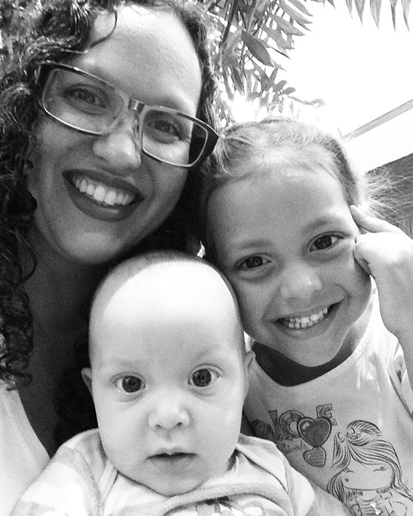 <span>A arquiteta e doula Aline França, de 34 anos, tem duas filhas e decidiu transformar sua placenta em cápsulas após o parto da segunda</span> <span>A arquiteta e doula Aline França, de 34 anos, tem duas filhas e decidiu transformar sua placenta em cápsulas após o parto da segunda</span>