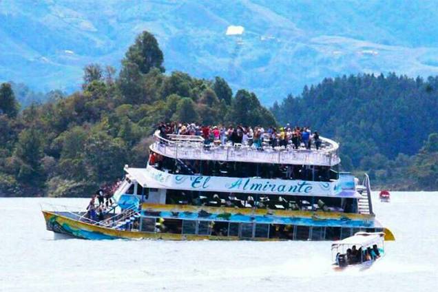 Uma embarcação naufragou em uma represa de Guatapé, região turística situada a 80 quilômetros de Medellín, na Colômbia - 25/06/2017 Uma embarcação naufragou em uma represa de Guatapé, região turística situada a 80 quilômetros de Medellín, na Colômbia - 25/06/2017