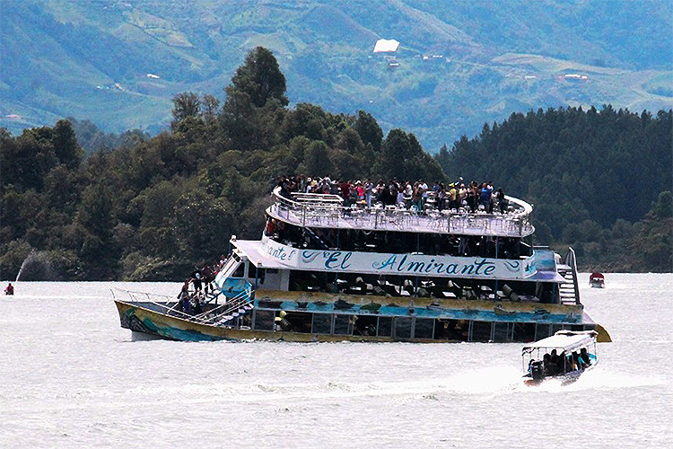 Colômbia: Naufrágio do barco El Almirante