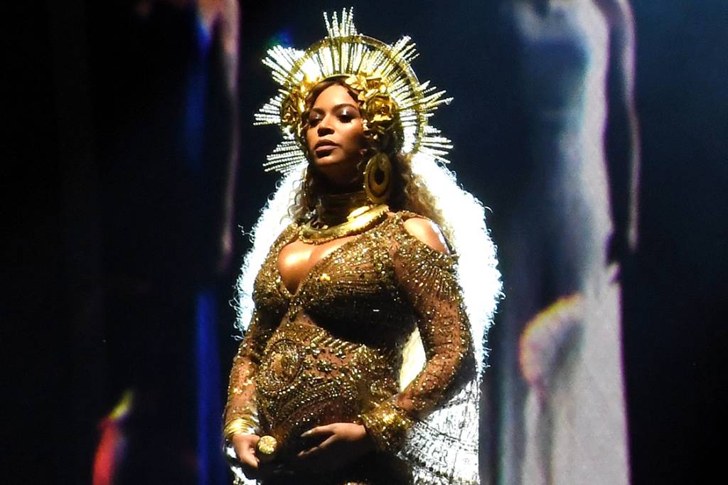 Beyoncé no Grammy Beyoncé, durante sua apresentação no 59ª Grammy Awards em Los Angeles, Califórnia