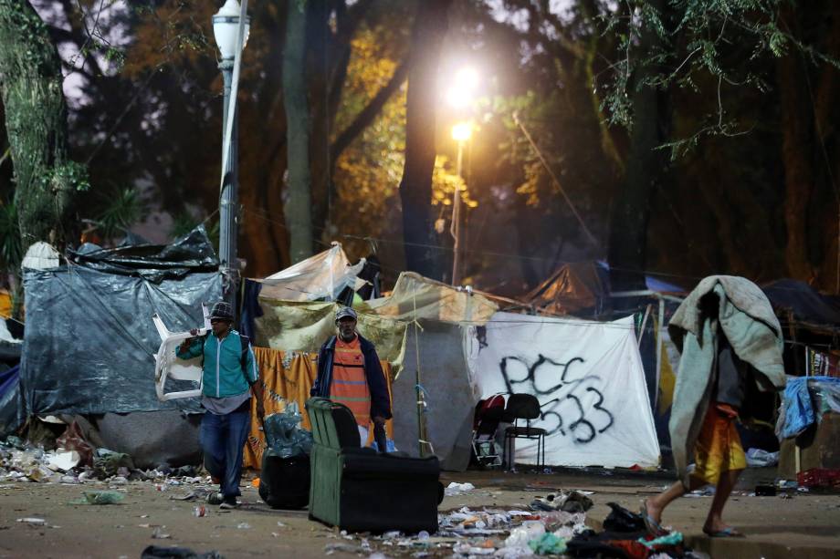 Usuários de crack carregam seus pertences durante operação policial na Cracolândia, no centro de São Paulo - 11/06/2017