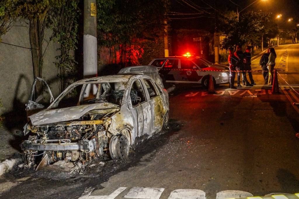 Corpo carbonizado é encontrado em porta-malas no Morumbi