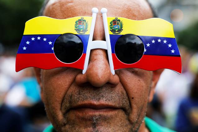 Um homem usa óculos com bandeira do país em novo protesto contra o presidente Nicolás Maduro, em Caracas, na Venezuela - 07/06/2017 Um homem usa óculos com bandeira do país em novo protesto contra o presidente Nicolás Maduro, em Caracas, na Venezuela - 07/06/2017