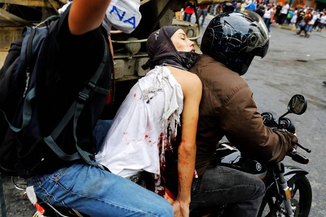 Jovem é ferido durante um novo protesto contra o presidente Nicolás Maduro, em Caracas, na Venezuela - 07/06/2017 Jovem é ferido durante um novo protesto contra o presidente Nicolás Maduro, em Caracas, na Venezuela - 07/06/2017