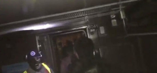 Passageiros evacuam trem descarrilado no metrô de Nova York