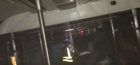 Passageiros evacuam trem descarrilado no metrô de Nova York Passageiros evacuam trem descarrilado no metrô de Nova York