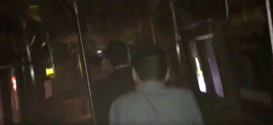 Passageiros evacuam trem descarrilado no metrô de Nova York Passageiros evacuam trem descarrilado no metrô de Nova York