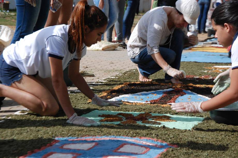 Fiéis confeccionam tapete artesanal em Diamantina, para comemorações do feriado de Corpus Christi, em Minas Gerais - 15/06/2017