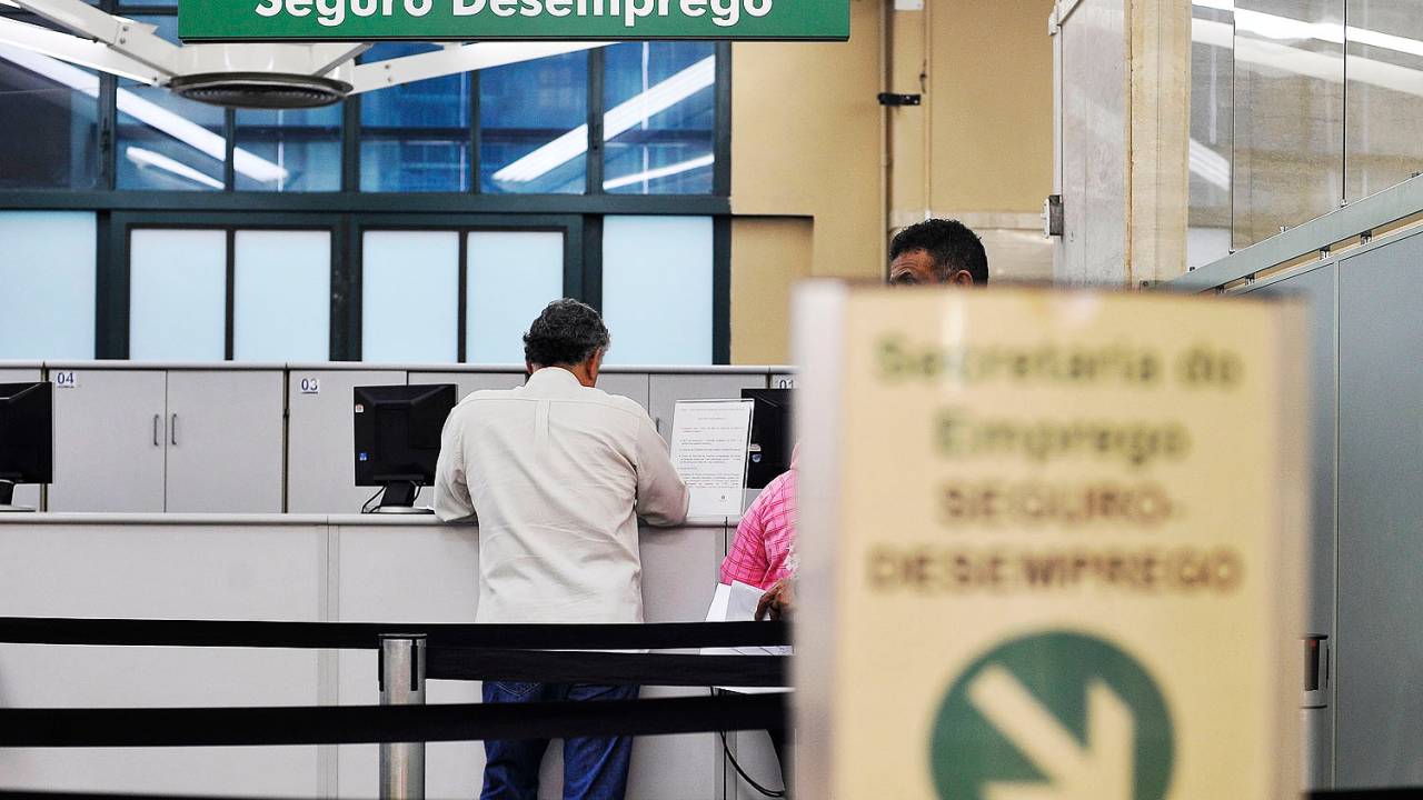 Poupa Tempo - Carteiras de trabalho - Desemprego - Emprego- Economia