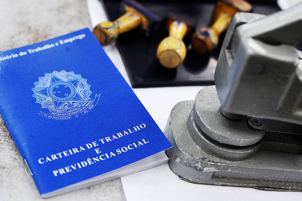 Parcela única ou 1ª parte do 13º salário devem ser pagas até sexta; saiba mais