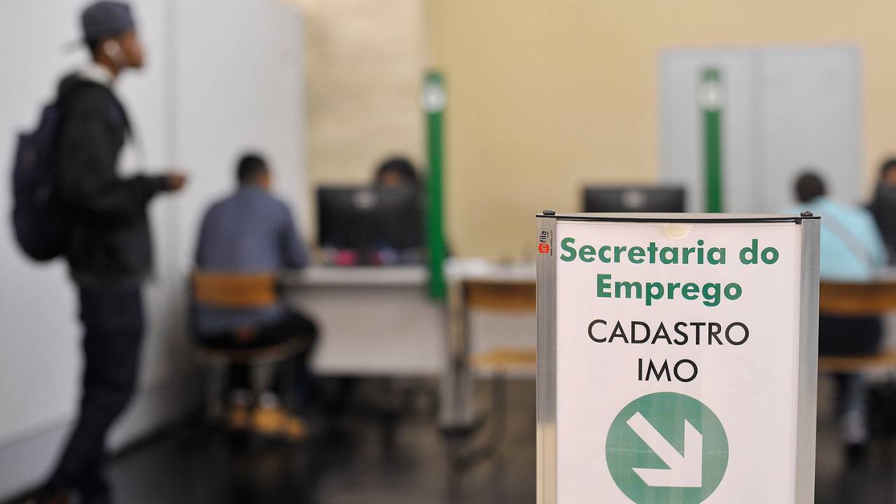 Poupa Tempo - Carteiras de trabalho - Desemprego - Emprego- Economia