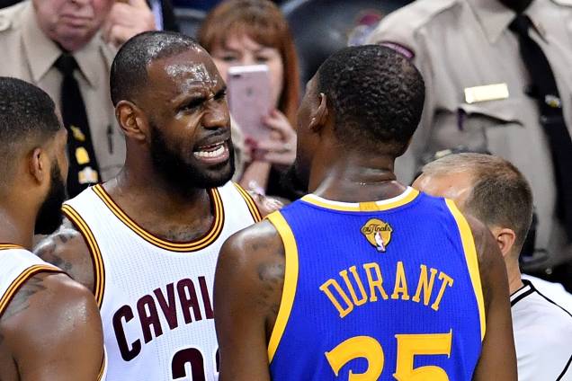 LeBron James do Cleveland Cavaliers e Kevin Durant doGolden State Warriors discutem durante o jogo 4 das finais da NBA - 09/06/2017 LeBron James do Cleveland Cavaliers e Kevin Durant doGolden State Warriors discutem durante o jogo 4 das finais da NBA - 09/06/2017