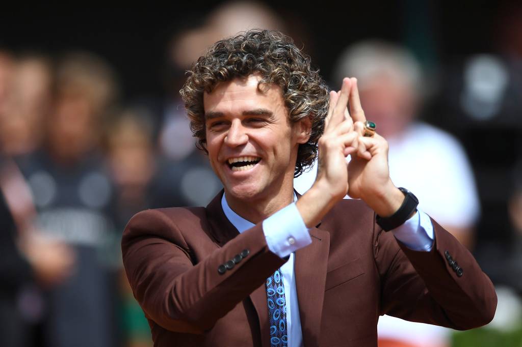 Gustavo Kuerten é homenageado em Roland Garros