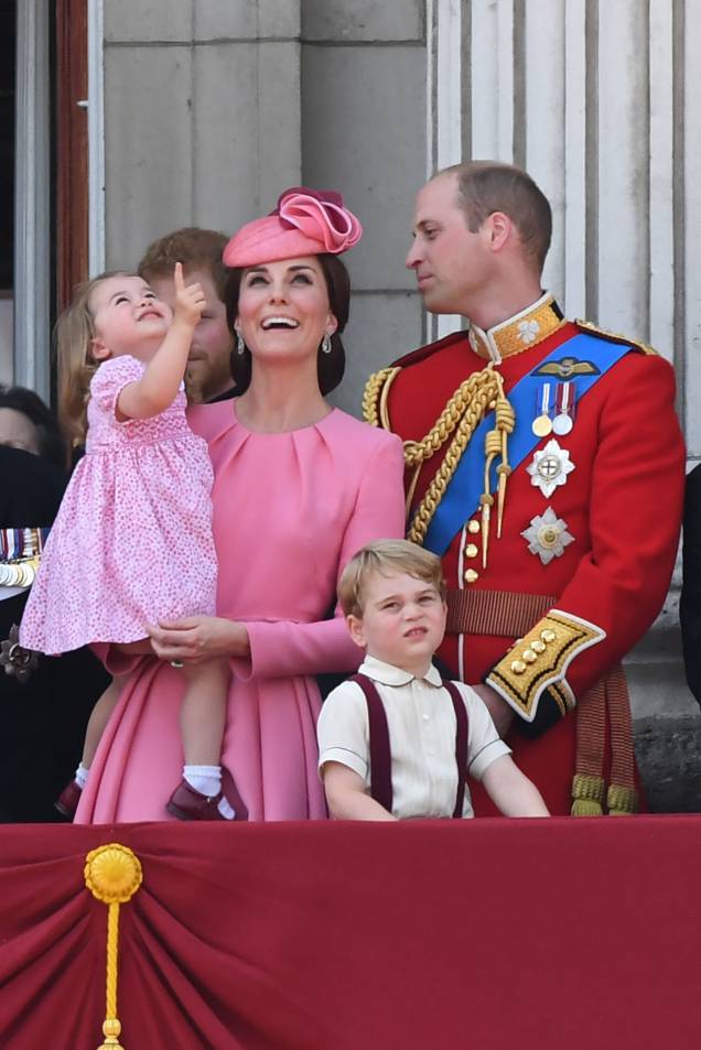 Os príncipes Charlotte e George foram a grande atração da festa de 91 anos da Rainha Elizabeth II Os príncipes Charlotte e George foram a grande atração da festa de 91 anos da Rainha Elizabeth II