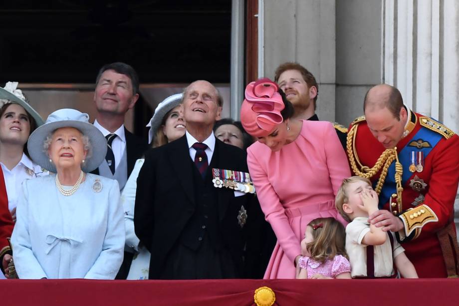 Como aconteceu no casamento da tia Pippa, quando pisou no vestido da noiva e tomou uma reprimenda da mãe, Kate, aqui George levou também bronca, mas do pai