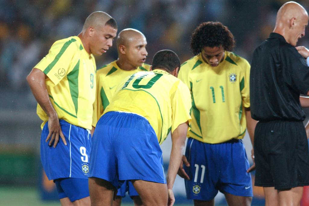 Ronaldinho, Roberto Carlos, Rivaldo e Ronaldinho Ga&uacute;cho, durante jogo da final contra a Alemanha, vencida pelo Brasil por 2 x 0, no Est&aacute;dio de Yokohama.