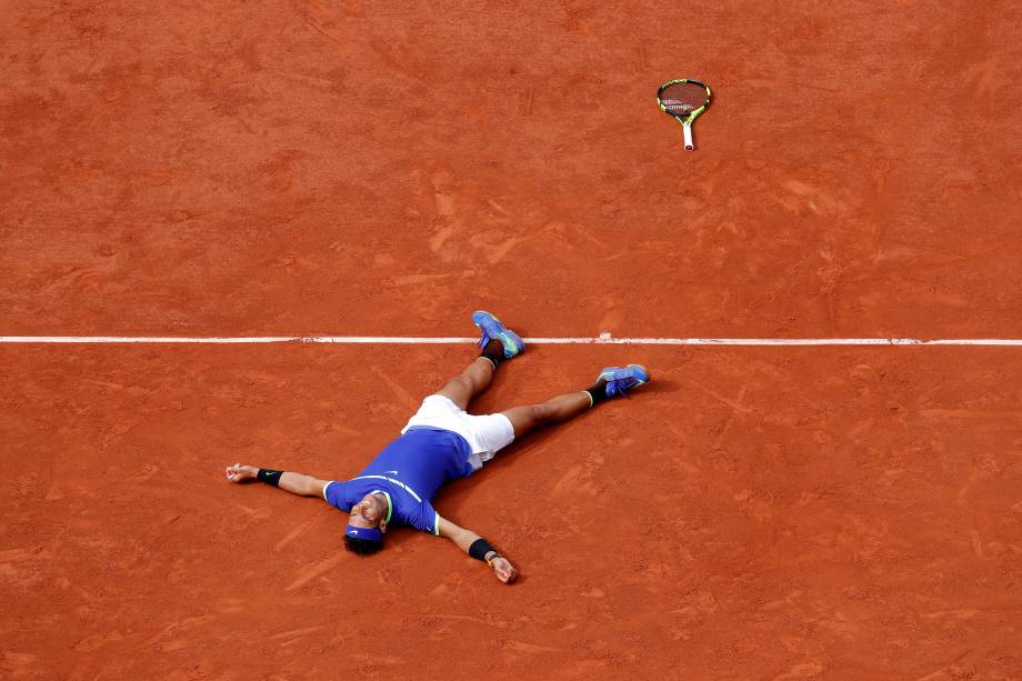 O tenista espanhol Rafael Nadal comemora após superar o suíço Stan Wawrinka na final de Roland Garros - 11/06/2017 O tenista espanhol Rafael Nadal comemora após superar o suíço Stan Wawrinka na final de Roland Garros - 11/06/2017