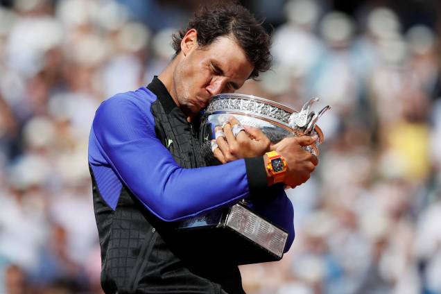 O tenista espanhol Rafael Nadal beija a taça de Roland Garros após vencer Stan Wawrinka na final - 11/06/2017 O tenista espanhol Rafael Nadal beija a taça de Roland Garros após vencer Stan Wawrinka na final - 11/06/2017