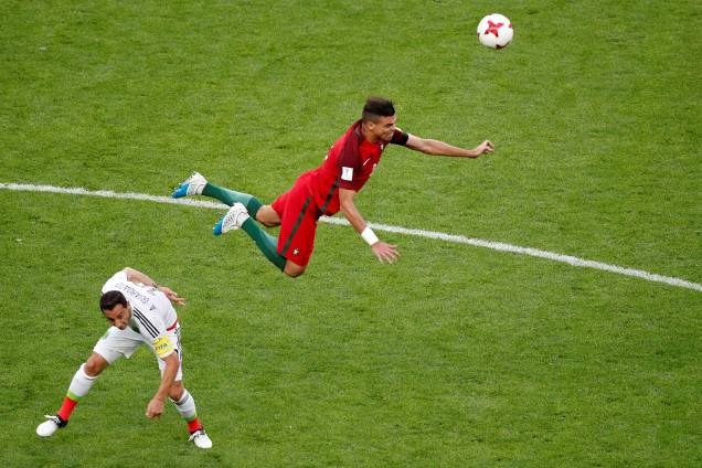 O zagueiro Pepe da seleção de Portugal disputa pelo alto com o mexicano Andrés Guardado durante partida da fase de grupos - 18/06/2017 O zagueiro Pepe da seleção de Portugal disputa pelo alto com o mexicano Andrés Guardado durante partida da fase de grupos - 18/06/2017