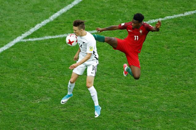 O volante Nelsinho da seleção de Portugal disputa jogada com o atacante Ryan Thomas da Nova Zelândia durante partida da fase de grupos no estádio de São Petesburgo - 24/06/2017 O volante Nelsinho da seleção de Portugal disputa jogada com o atacante Ryan Thomas da Nova Zelândia durante partida da fase de grupos no estádio de São Petesburgo - 24/06/2017