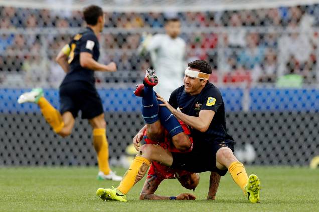 Ryan McGowan da Austrália divide jogada com o chileno Arturo Vidal no Spartk Stadium em Moscou - 25/06/2017 Ryan McGowan da Austrália divide jogada com o chileno Arturo Vidal no Spartk Stadium em Moscou - 25/06/2017