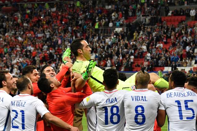 O goleiro chileno Claudio Bravo é carregado pelos companheiros de seleção após defender três pênaltis na semifinal contra Portugal na Arena Kazan - 28/06/2017 O goleiro chileno Claudio Bravo é carregado pelos companheiros de seleção após defender três pênaltis na semifinal contra Portugal na Arena Kazan - 28/06/2017