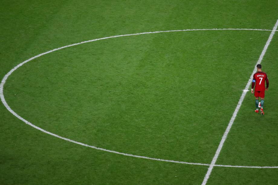 O craque português Cristiano Ronaldo caminha no gramado durante a semifinal contra o Chile na Arena Kazan - 28/06/2017