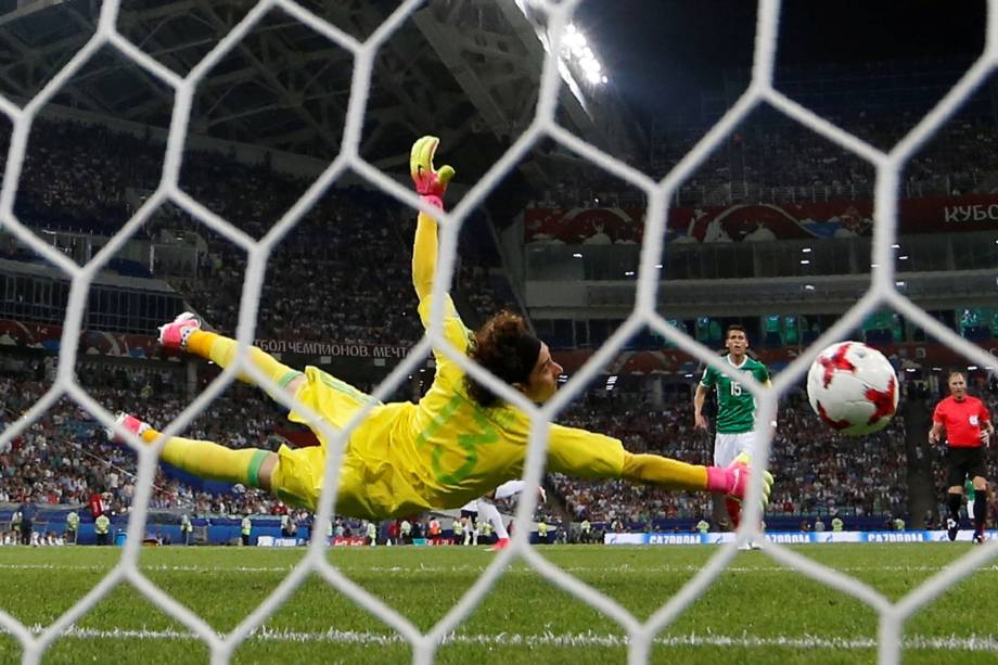 O goleiro mexicano Ochoa se estica mas não consegue evitar o gol do meia Leon Goretzka da Alemanha na semifinal da Copa das Confederações em Sochi - 29/06/2017