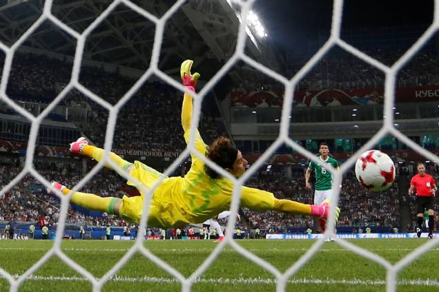 O goleiro mexicano Ochoa se estica mas não consegue evitar o gol do meia Leon Goretzka da Alemanha na semifinal da Copa das Confederações em Sochi - 29/06/2017 O goleiro mexicano Ochoa se estica mas não consegue evitar o gol do meia Leon Goretzka da Alemanha na semifinal da Copa das Confederações em Sochi - 29/06/2017