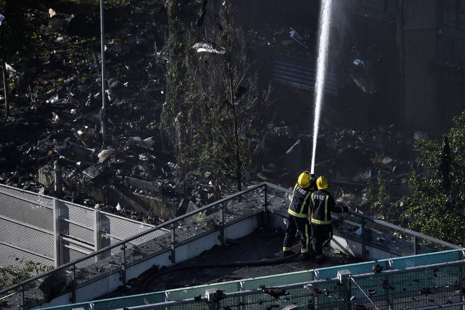 Bombeiros ingleses se esforçam para conter a chama do prédio Grenfell Tower que se iniciou esta manhã na zona oeste de Londres - 14/06/2017