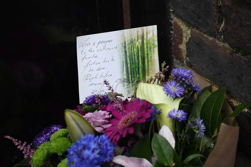 Buqu&ecirc; de flores &eacute; deixado pr&oacute;ximo ao Grenfell Tower em solidariedade aos afetados pelo inc&ecirc;ndio desta manh&atilde; - 14/06/2017