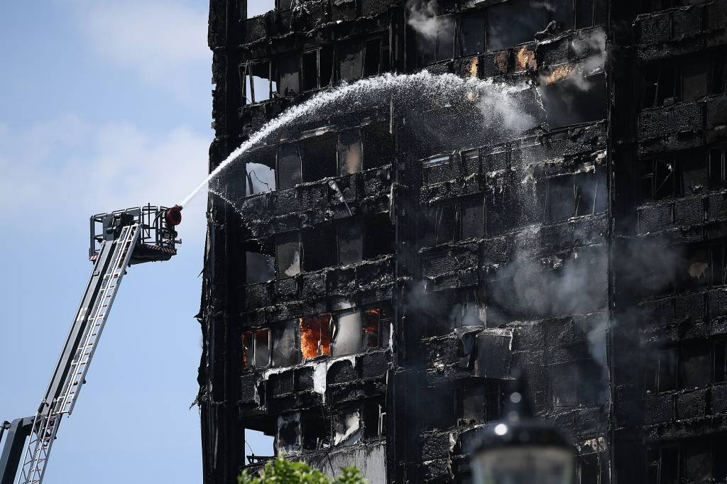 Bombeiros jogam jatos de &aacute;gua para conter as chamas do pr&eacute;dio Grenfell Tower que se iniciou esta manh&atilde; na zona oeste de Londres -14/06/2017